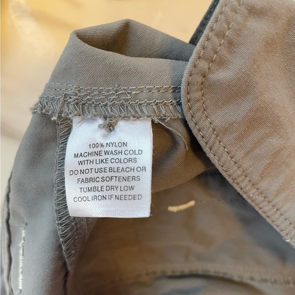 Eastern Mountain Sports Convertible Pants Grey Shorts 100% Nylon Adventure -8 - Picture 6 of 8